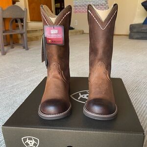 Ariat Unbridled Women’s Boots, Distressed Brown, 8.5 New